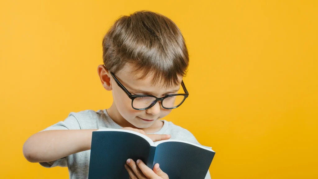 Enfant dyslexique lisant